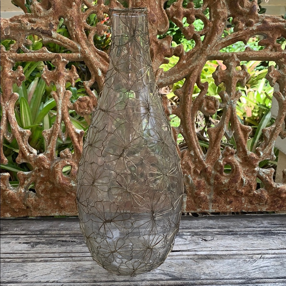 Elegant Glass Vase with Gold Wire Floral Print - Picture 2 of 12